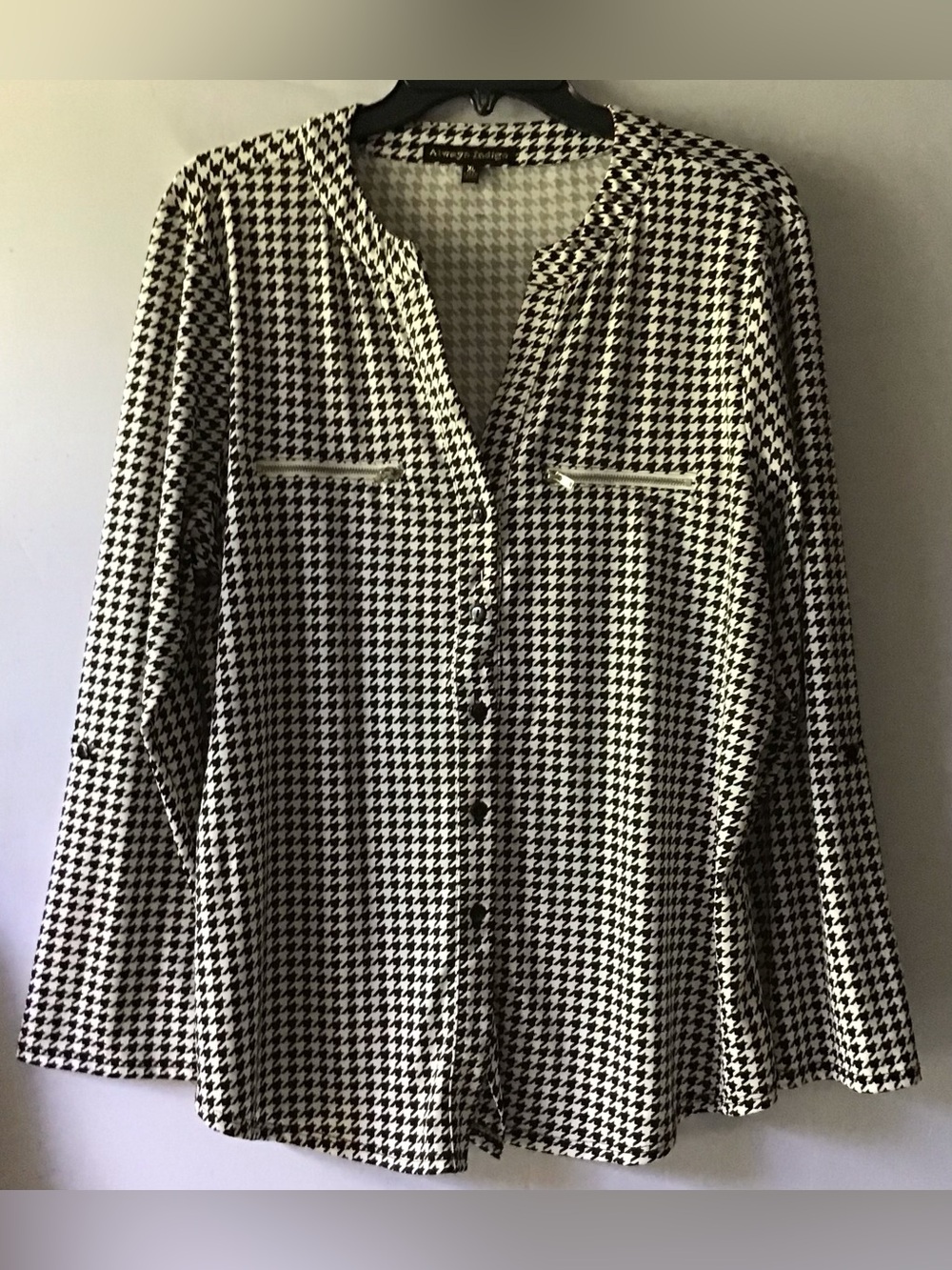 437 Women’s Houndstooth Button-Front Blouse in Black and White